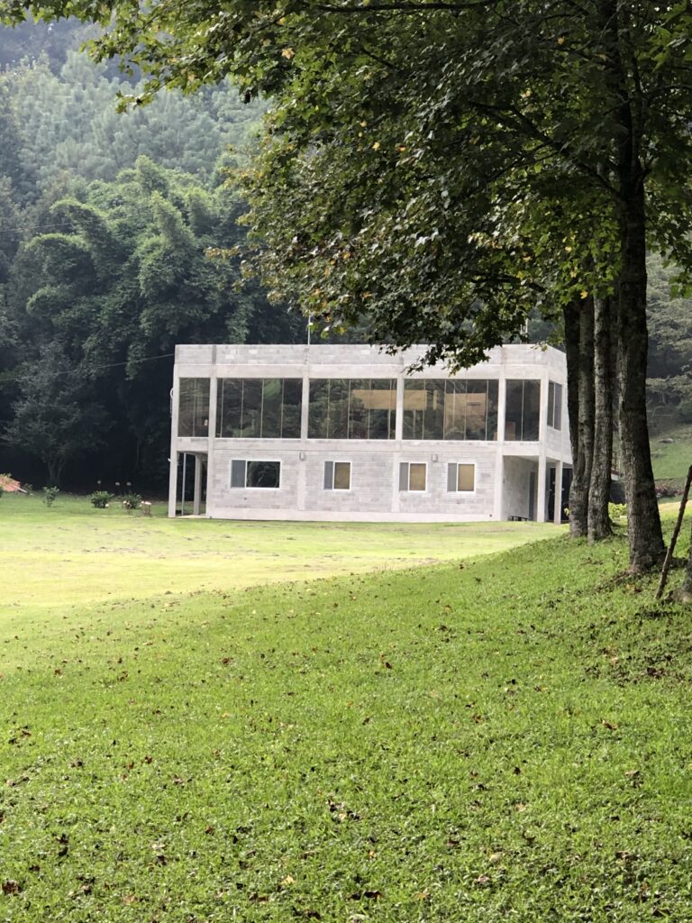Edificio del Dhamma Vihāra entre los árboles, Jilotepec, Veracruz